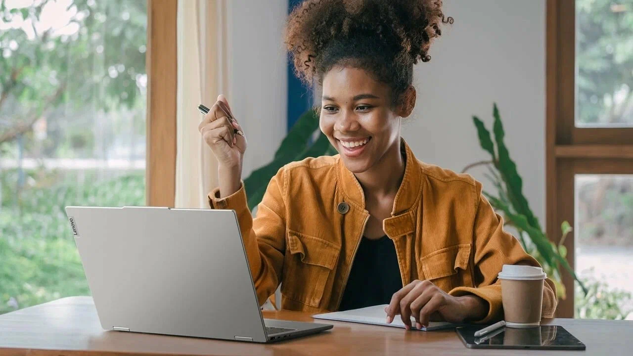 What Separates High Scorers from Average Students in Online Exams